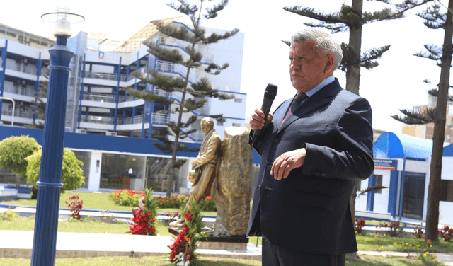 Develan estatua de César Acuña y usuarios reaccionan con sus comentarios