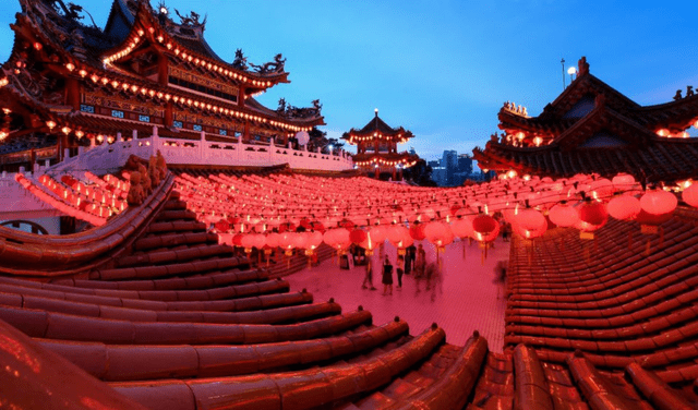 Durante la celebración del Año Nuevo chino, las personas acostumbran visitar los templos. Foto: AFP