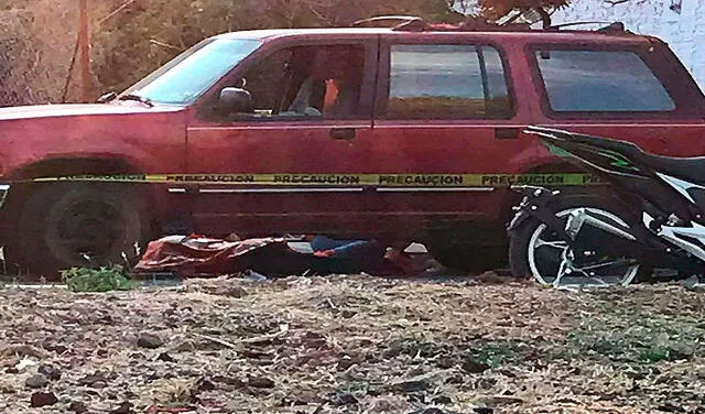 El vehículo en el que fue asesinada la candidata a la presidencia municipal por el partido Movimiento Ciudadano (MC) Alma Rosa Barragán, en Moroleón, estado de Guanajuato. Foto: EFE