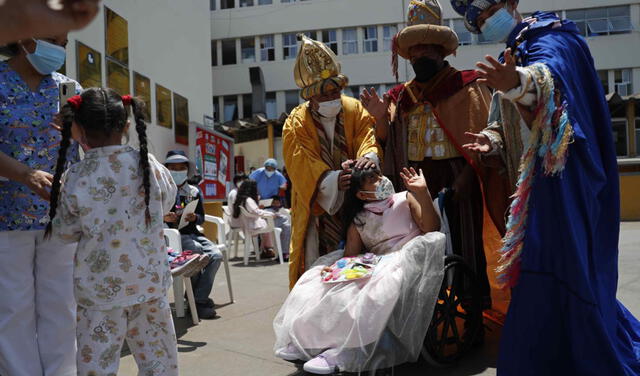 Efectivos de la Policía Montada recorrieron calles de Lima y visitaron a niños del INSN Breña. Foto: EFE