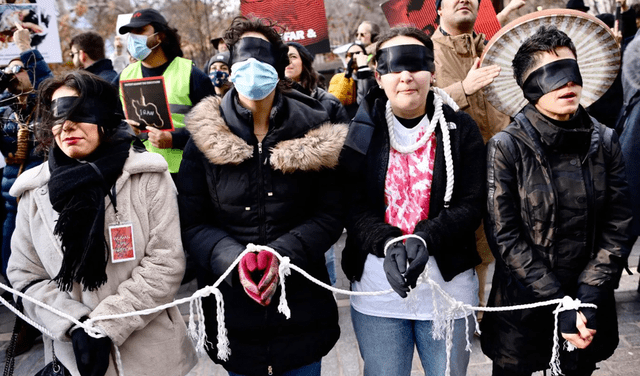 Un grupo de mujeres realiza una protesta por la situación en Irán