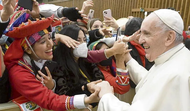 Algarabía. Jóvenes peruanos saludaron al papa Francisco. Foto: difusión