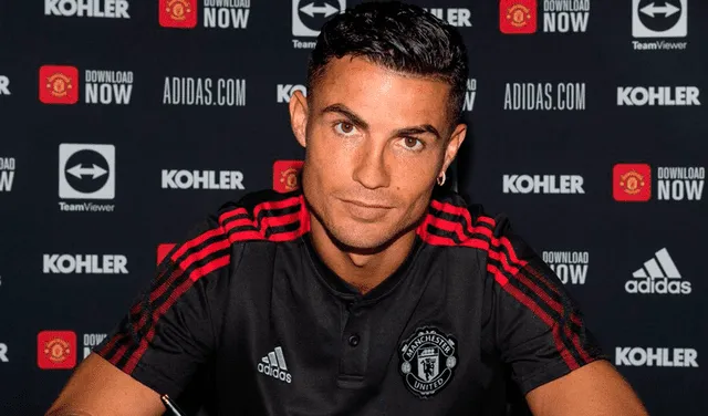 Cristiano Ronaldo estampó su firma de contrato con el Manchester United