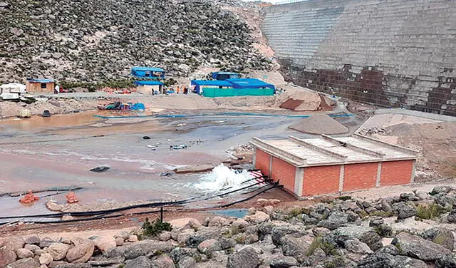 Riesgo. Población que vive cerca a represa evidenció filtraciones de agua en represa recién construida. Alcalde minimiza problemas. Foto: La República