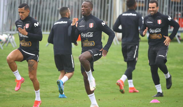 La gran novedad en la práctica fue el cambio de posición de Luis Advíncula. Foto: Selección peruana