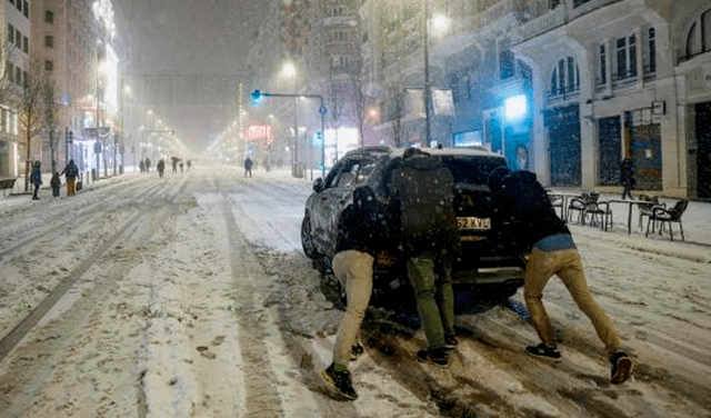 Intensa nevada en España suspende vuelos, circulación de trenes y autobuses
