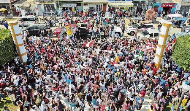 Concentración. Al igual que Keiko Fujimori, genera aglomeración en plena pandemia. Foto: Aldair Mejía