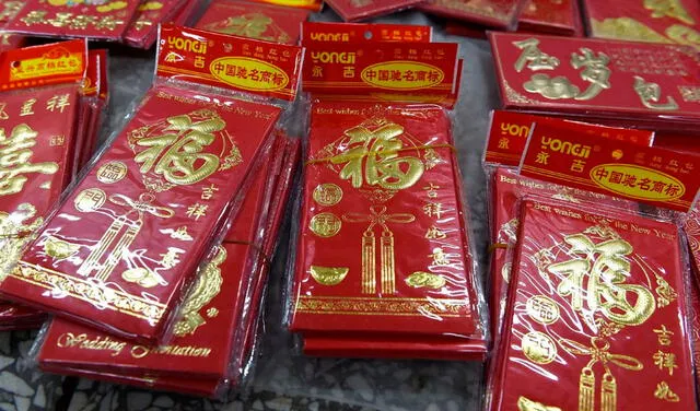 Sobres rojos o hong bao, usados para regalar dinero en el Año Nuevo chino. Foto: AFP