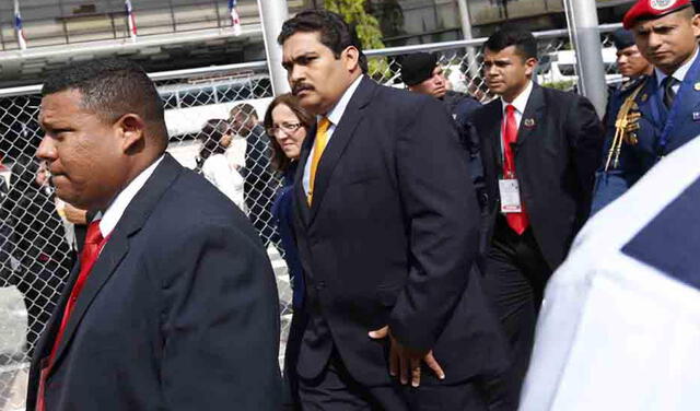 La pareja de dobles de Nicolás Maduro y Cilia Flores saliendo de un hotel en Panamá. Foto: Diario El Heraldo