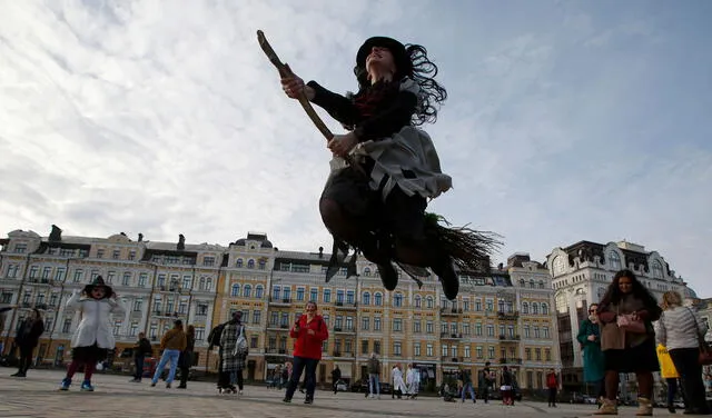 Soñar con una bruja que vuela puede indicarte que debes organizar tu vida. Foto: AFP