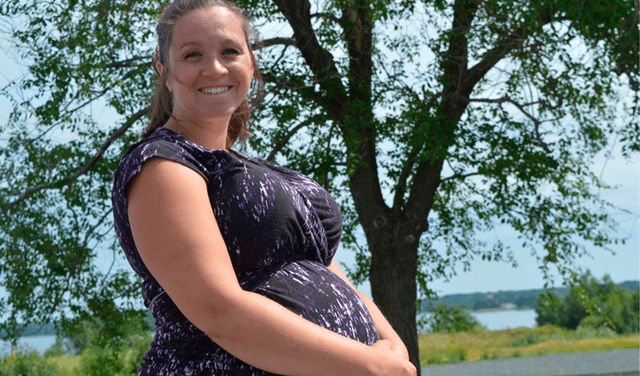 Mujer embarazada de gemelos sustitutos