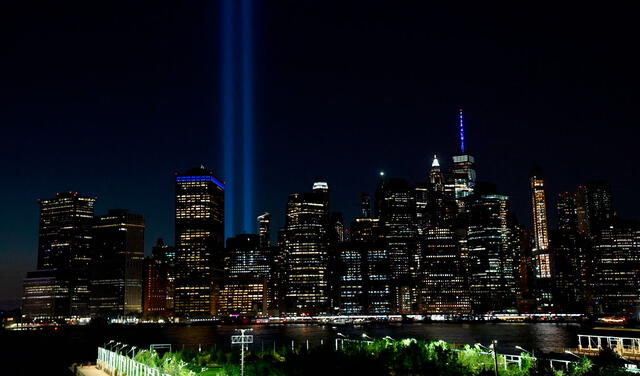 Cada 11 de septiembre, dos haces de luz simbolizan las desaparecidas Torres Gemelas. Foto: AFP