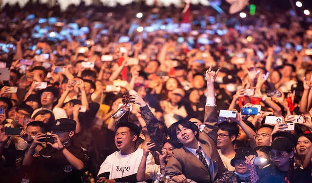 El sábado gran cantidad de personas disfrutaron un festival musical en Wuhan. Foto: AFP