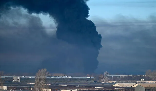 Humo negro sale desde el aeropuerto militar de Chuguyev, cerca de Kharkiv. Foto: AFP