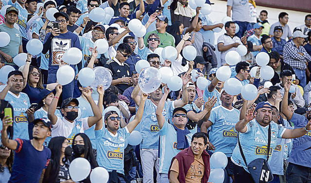 Hinchada de Sporting Cristal en Arequipa