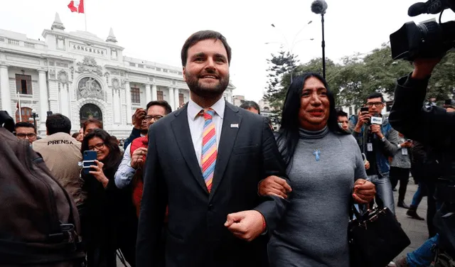 Congresista Alberto de Belaunde con Yefri Peña, activista LGBTI que fue agredida años atrás. Foto: Renato Pajuelo.