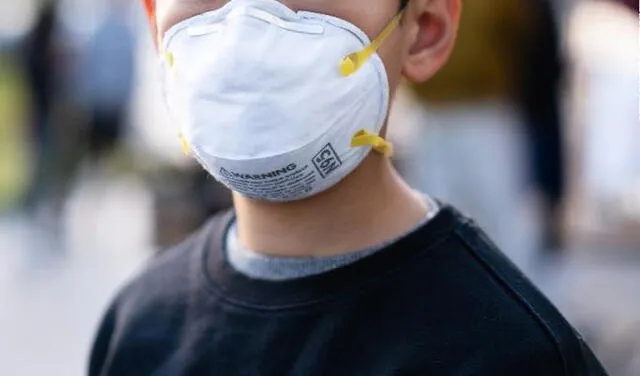 Según los Centros federales para el Control y la Prevención de Enfermedades (CDC), a diferencia de las mascarillas de tela, las  N95 bien ajustadas “ofrecen el más alto nivel de protección”. Foto: CNN en Español