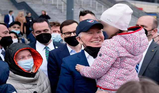 Joe Biden con refugiados ucranianos en Polonia. Foto: AFP