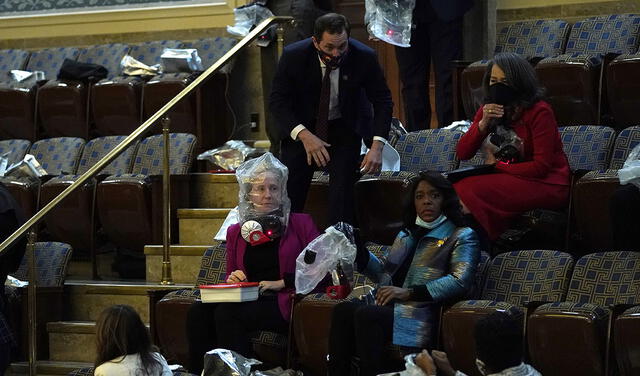 a gente usa bolsas de plástico que los manifestantes intentan ingresar a la Cámara de Representantes durante una sesión conjunta del Congreso el 6 de enero de 2021 en Washington. Foto: AFP