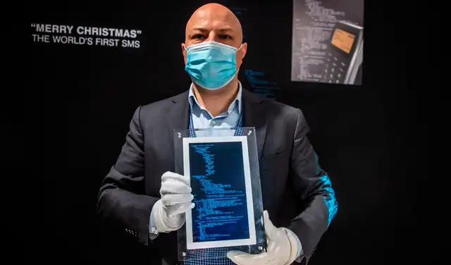 Subasta del primer SMS de la historia. Foto: EFE