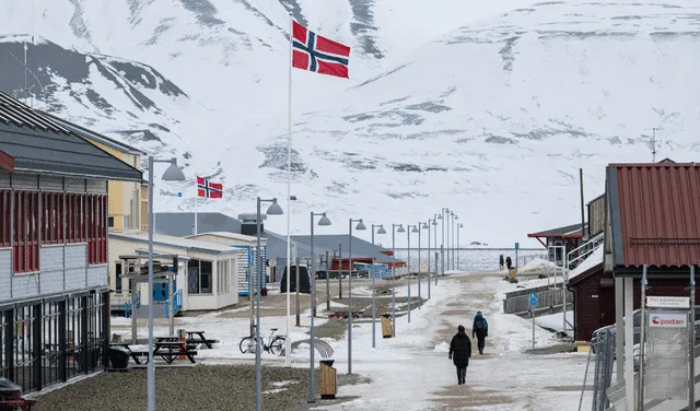 La ciudad de Longyearbyen también experimenta el sol de media noche