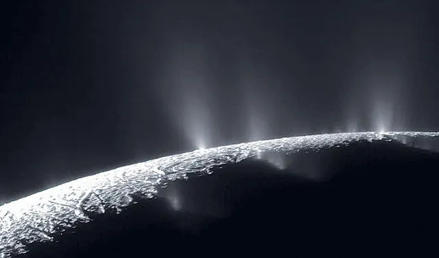 Imagen captada por la sonda Cassini durante su sobrevuelo cercano sobre Encélado. Foto: NASA