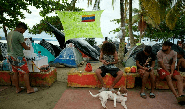 Venezolanos esperan a que se levante el supuesto veto o por un cupo en las embarcaciones clandestinas. Foto: AFP
