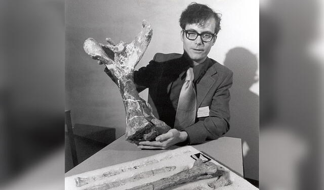 Douglas Lawson con huesos de las alas de un Quetzalcoatlus en 1975. Foto: Universidad de Texas en Austin