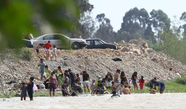 Familias y vehículos en la rivera del río Lurín. Foto: Luis Jiménez - La República