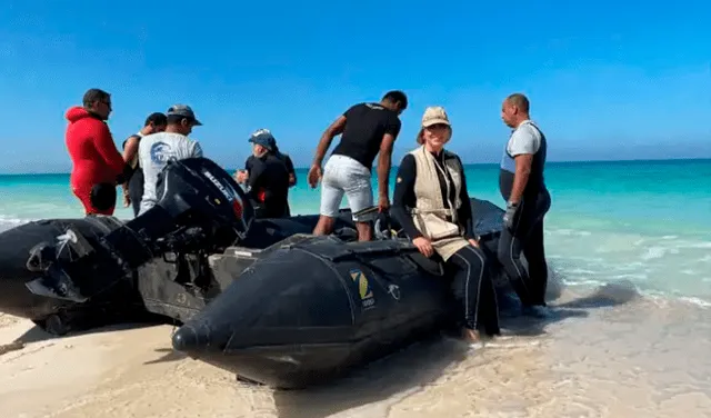 El equipo emprendiendo una de las excavaciones submarinas