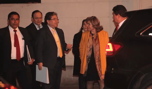 Zoraida Ávalos, Walter Gutiérrez y Nelson Shack a su salida de Palacio de Gobierno. Foto: Aldair Mejía.