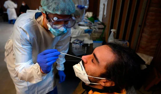 Hospitales en España colapsan ante un nuevo pico de contagios