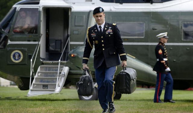 El maletín que lleva el militar que acompaña al presidente de Estados Unidos es conocido como "balón nuclear". Foto: BBC