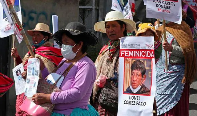 Cientos de mujeres marcharon con fotos de violadores y fiscales corruptos en Bolivia