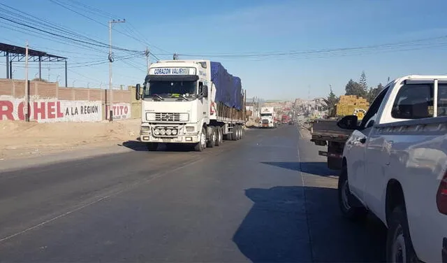 La salida a la carretera Arequipa - Puno y el kilómetro 48 de la Panamericana Sur también estaban completamente liberadas. Foto: URPI/Alexis Choque