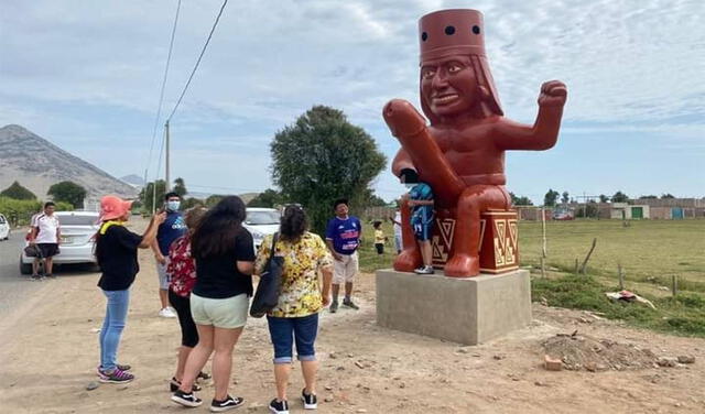 Decenas de visitantes se toman fotografías con la representación erótica. Foto: Grupo Moche