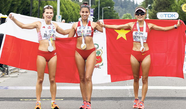 Para el retrato. García junto a la polaca Zdzieblo (medalla de plata) y la china Shiye Qiang (bronce), quienes completaron el podio. A esta última, Kimberly la venció en los 20 km. Foto: EFE