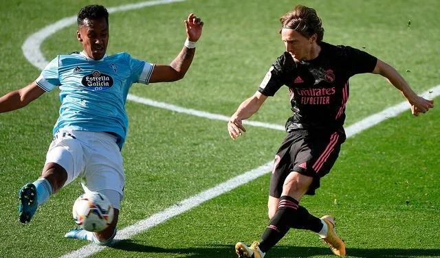 Tapia enfrentando a Modric. Foto: AFP