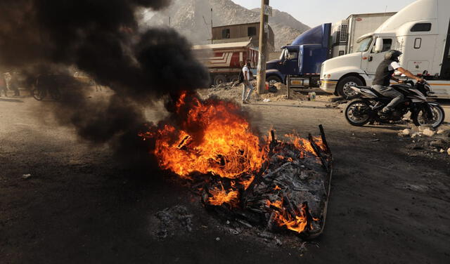 Manifestantes optaron por el quemado de llantas en señal de protesta. Foto: Jorge Cerdán / La República