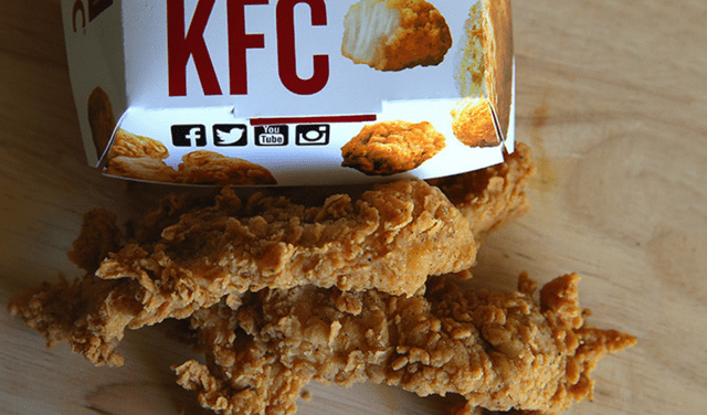 KFC destaca por el sabor de su pollo frito, cuya receto patentó Hans Sanders en 1940