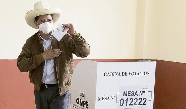 Voto. Sufragó en el colegio Salomón Díaz, en Tacabamba. Foto: AFP