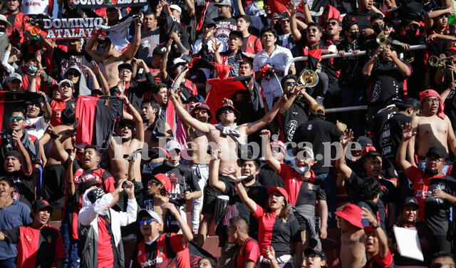 Una marea rojinegra cubrió el Estadio Monumental Arequipa. Foto: Rodrigo Talavera/La República