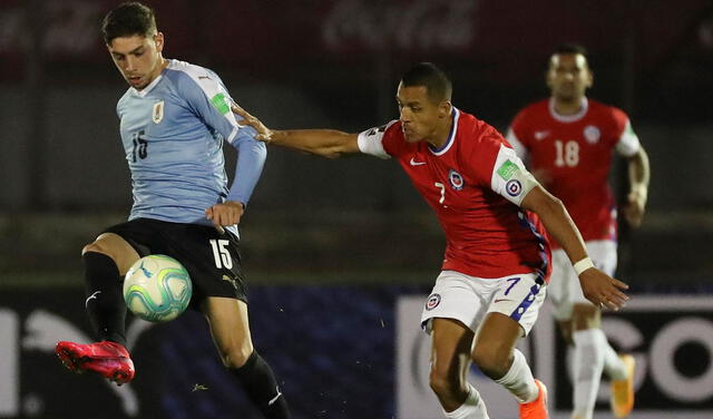 El último Chile vs. Uruguay, disputado en octubre de 2020, terminó en victoria charrúa por 2-1. Foto: AFP