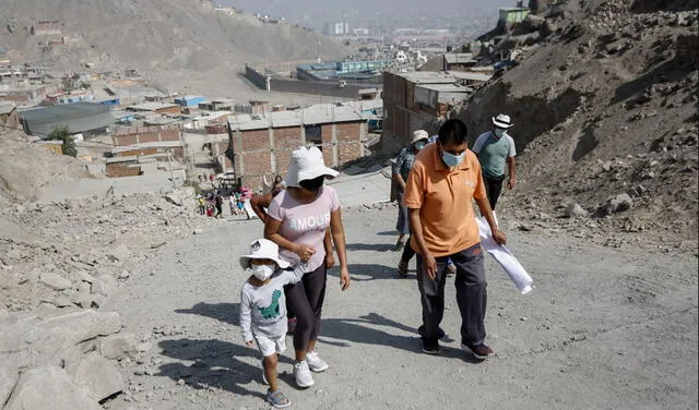 Estudiantes escalan los cerros junto a sus padres para captar señal y recibir clases virtuales. Foto: Antonio Melgarejo / La República