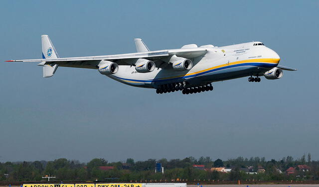 Un avión de carga es bastante grande y tiene más ruedas de lo normal. Foto: AFP