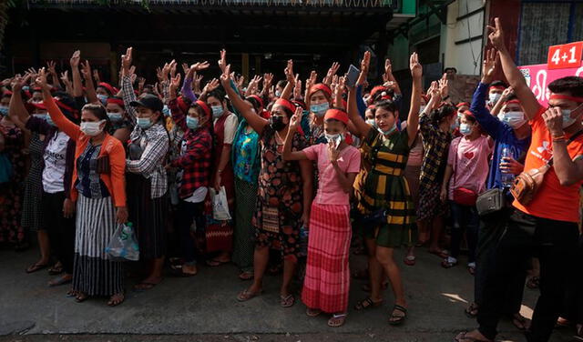 Miles protestan contra el golpe perpetrado por el Ejército en Birmania