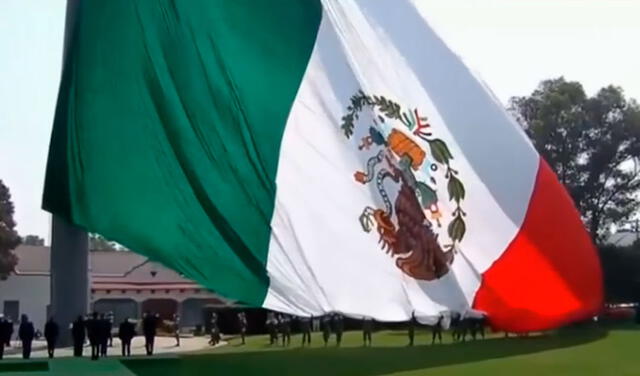 Izado accidental al revés de la bandera de México el 24 de febrero de 2018. Foto: Milenio