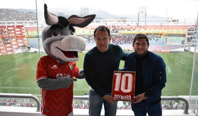 Juan Reynoso en estadio de Cienciano