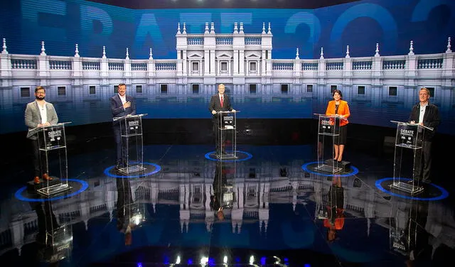 Eduardo Artés (d) completó el debate a cinco del miércoles en Chile. Foto: EFE