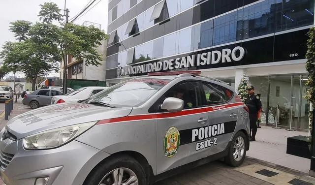 Efectivos también se hicieron presentes en sede de municipalidad de San Isidro. Foto: PNP
